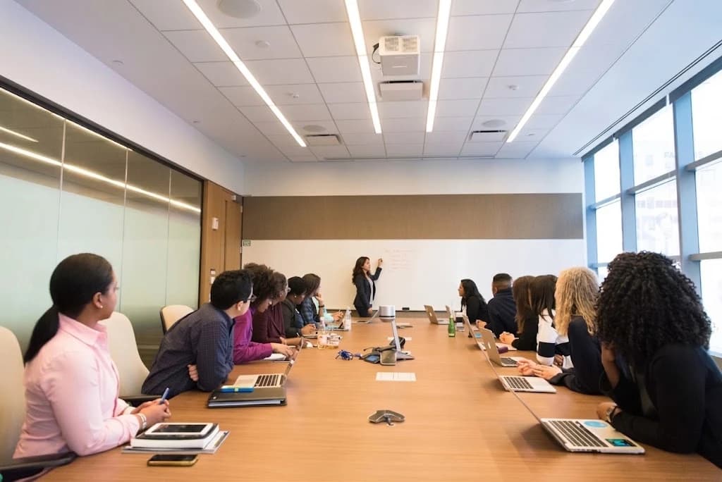 Equipo reunido en una sala de juntas durante una presentación